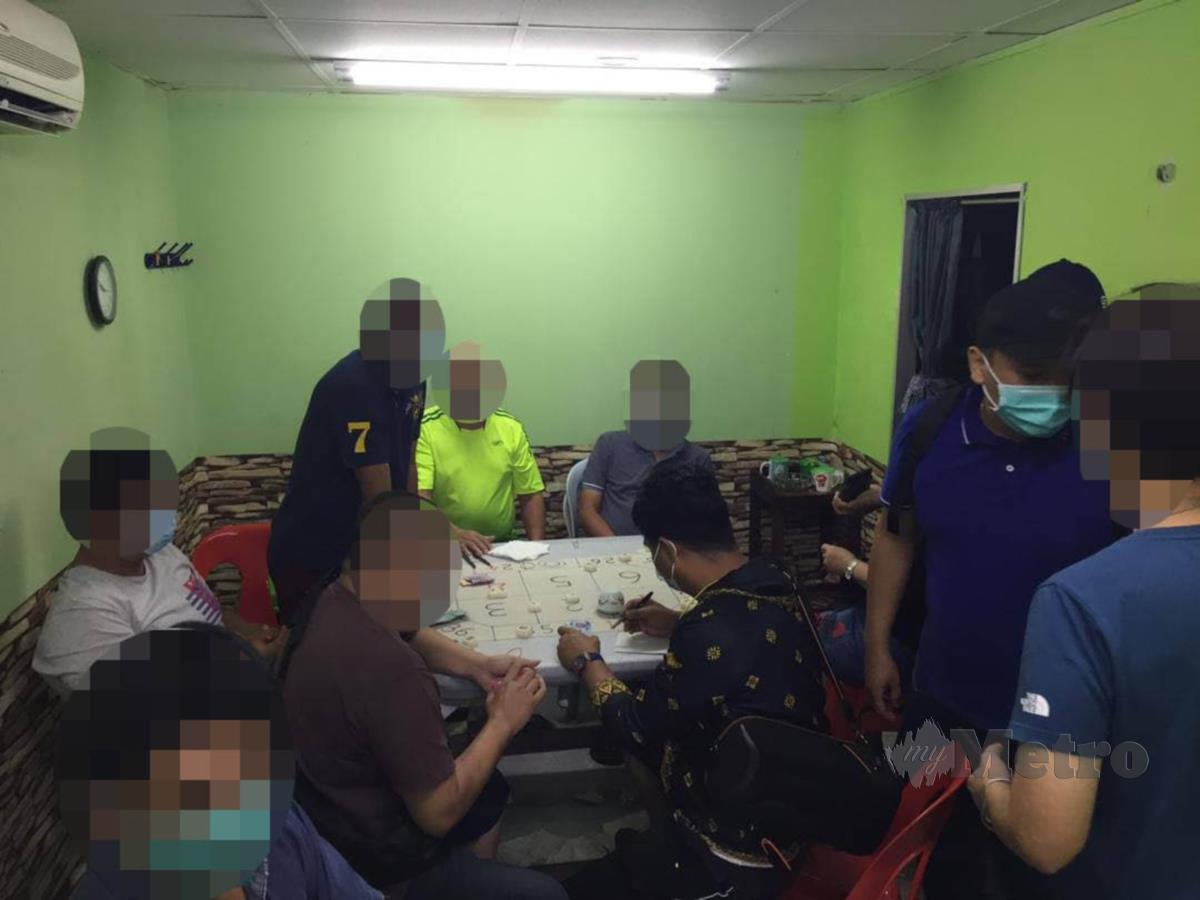 Polis menahan 15 individu termasuk penganjur selepas menyerbu premis yang dijadikan sarang perjudian di Taman Laman Rimbunan, Kepong di sini, malam tadi.