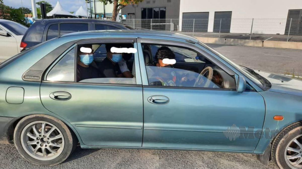 LIMA individu menaiki kereta melebihi tiga orang dikompaun setiap seorang RM2,000 kerana melanggar SOP PKP. FOTO Ihsan PDRM