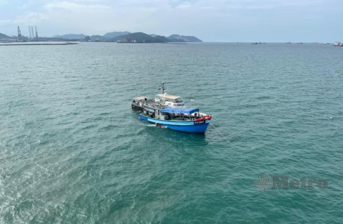 Bot nelayan Vietnam yang ditahan kerana menceroboh perairan negara dan mencuri hasil laut. FOTO IHSAN APMM