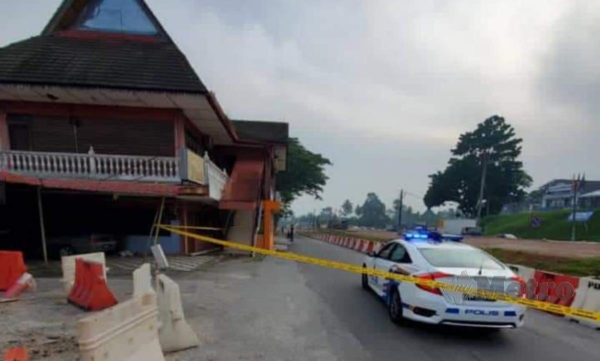 ANGGOTA polis melakukan siasatan di hadapan Pusat Khidmat Masyarakat JP Daerah Hulu Selangor, dekat Batang Kali, Kuala Kubu Bharu, hari ini.