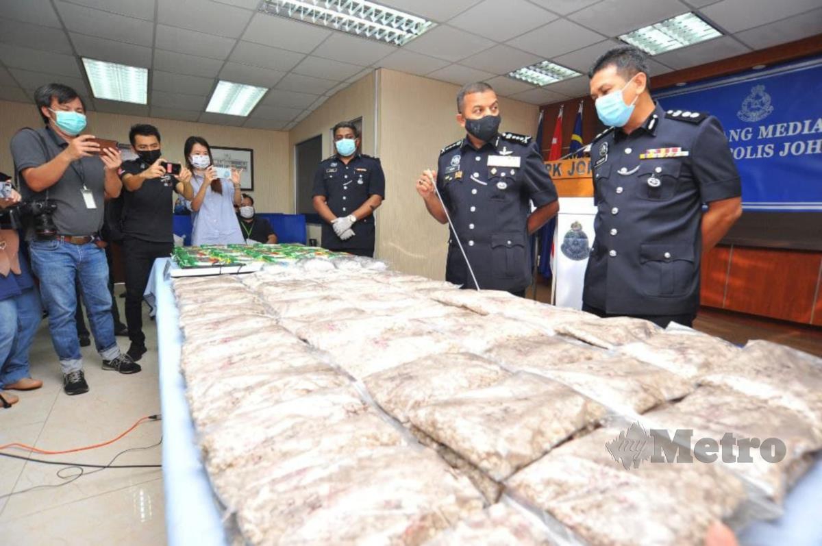 Ayob Khan menunjukkan rampasan dadah ketika mengadakan sidang media di IPK Johor, Johor Bahru. FOTO NURUL AMANINA SUHAINI