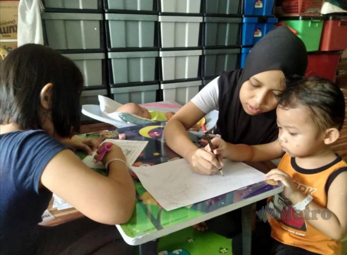 Nur Nadia Misran manfaat PKPD di Kampung Sinar Budi Baru, Batu Kawa, untuk membantu anaknya mengulangkaji pelajaran. FOTO MOHD ROJI KAWI