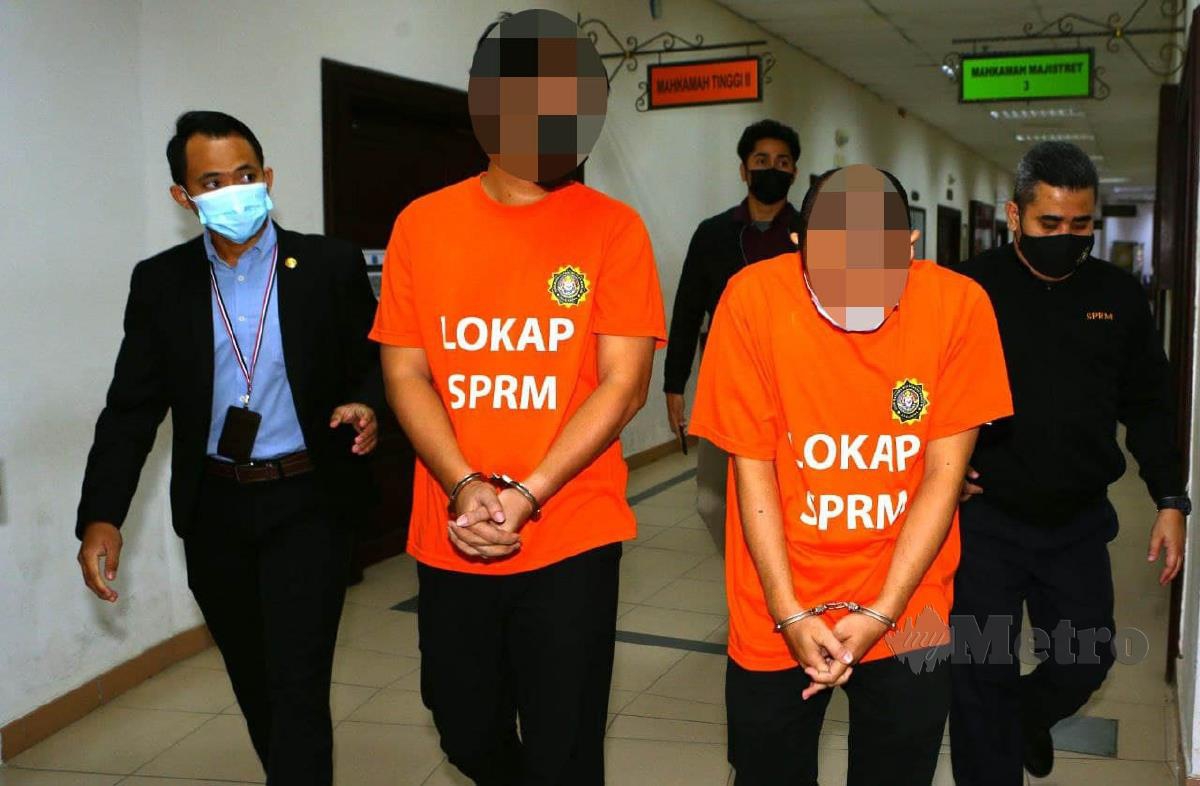 Dua orang Penolong Pegawai Senibina JA 29 disyaki telah menyalahgunakan kedudukan atau jawatannya dibawa ke Mahkamah Kuching untuk permohonan reman. FOTO NADIM BOKHARI