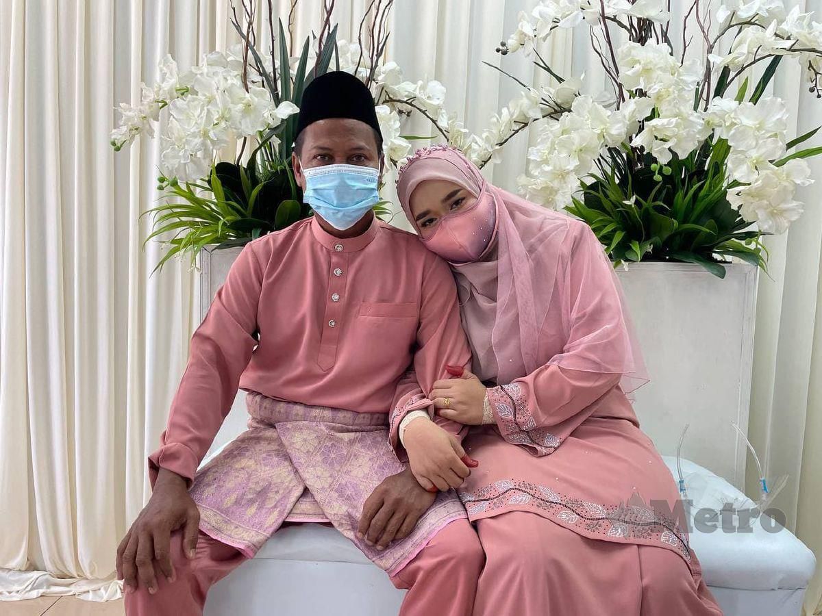 AHMAD Sarkawi bergambar bersama isterinya, Siti Hawa selepas majlis akad nikah di Pejabat Agama Hulu Terengganu. FOTO Ahmad Rabiul Zulkifli