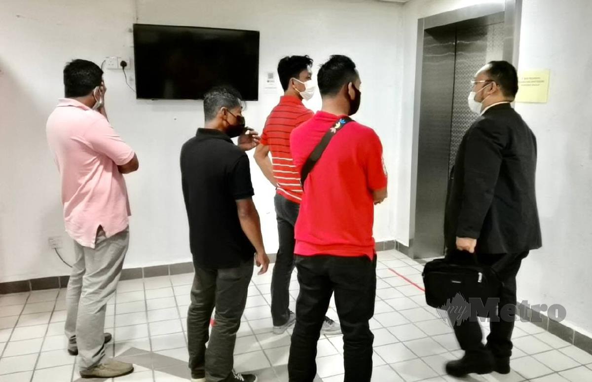 Empat rakan termasuk dua beradik mengaku tidak bersalah di Mahkamah Majistret Kuala Terengganu atas pertuduhan menyebabkan kematian seorang lelaki tanpa niat, enam tahun lalu. FOTO GHAZALI KORI