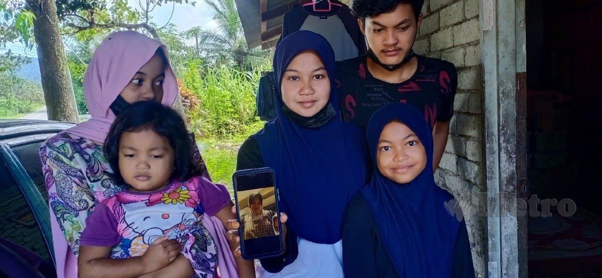 Nurfarra Asyikin Nor Azmi,20, menunjukkan gambar ibunya,Norhashimah Abdul Majid,43, yang meninggal dunia semalam selepas kemalangan 30 April lalu. Foto Noorazura Abdul Rahman