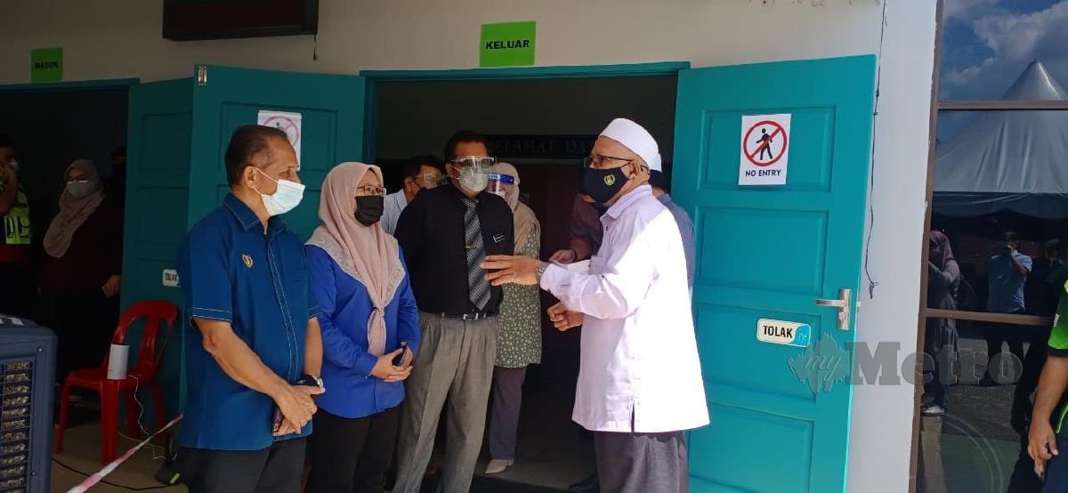 Hayati Othman (kanan) ketika melakukan lawatan ke Pusat Pemberian Vaksin (PPV) Pusat Latihan  Agensi Anti Dadah Kebangsaan (PLAK) di sini, hari ini. Foto Noorazura Abdul Rahman