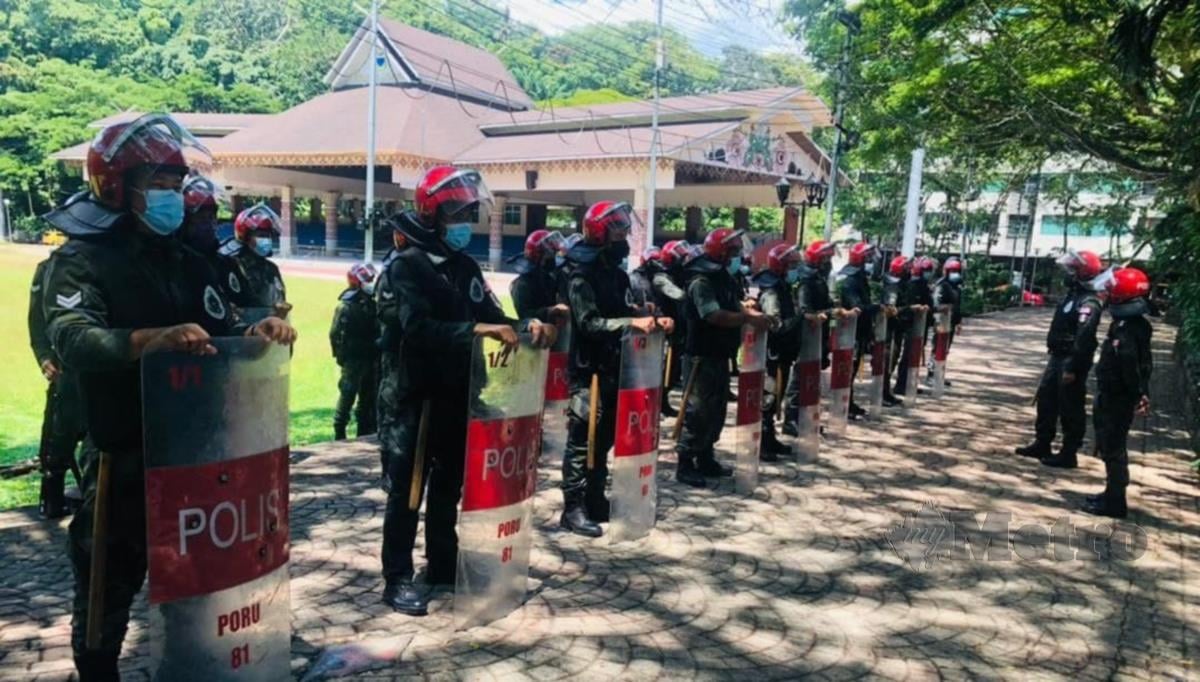 Anggota PORU bersedia di Padang Merdeka Kota Kinabalu bagi mencegah sebarang kejadian perhimpunan. FOTO JUWAN RIDUAN