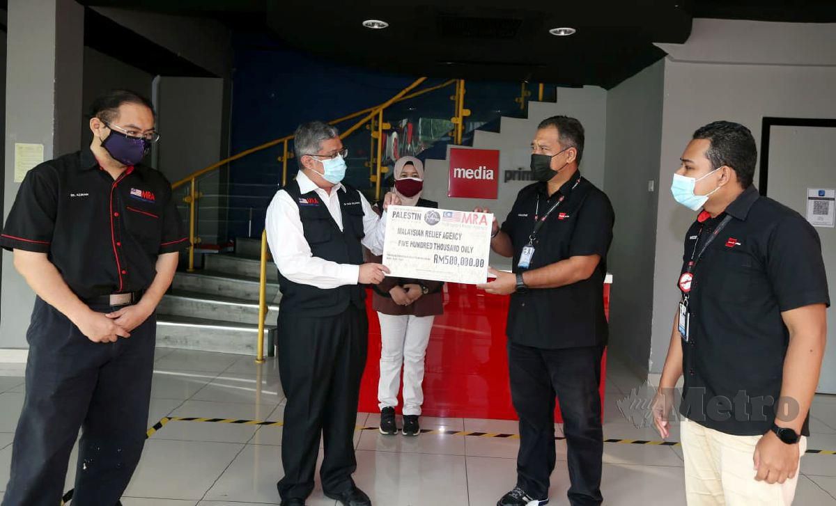 Mahathir (dua dari kanan) menyampaikan replika cek sumbangan kepada Dr Mohd Daud. FOTO Hairul Anuar Rahim