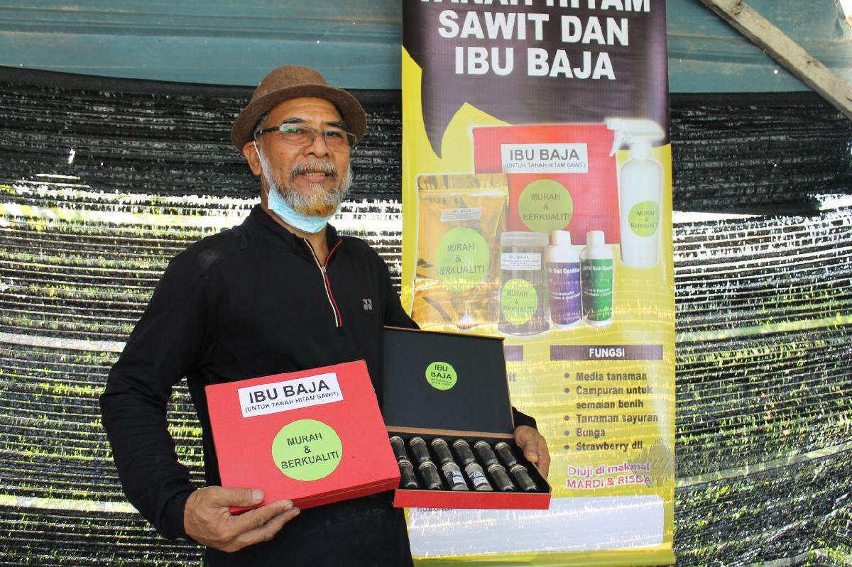 ABDUL Rahim menunjukkan bahan utama yang digunakan bagi proses penghasilan baja organik di Kampung Bukit Temiang, Seremban.