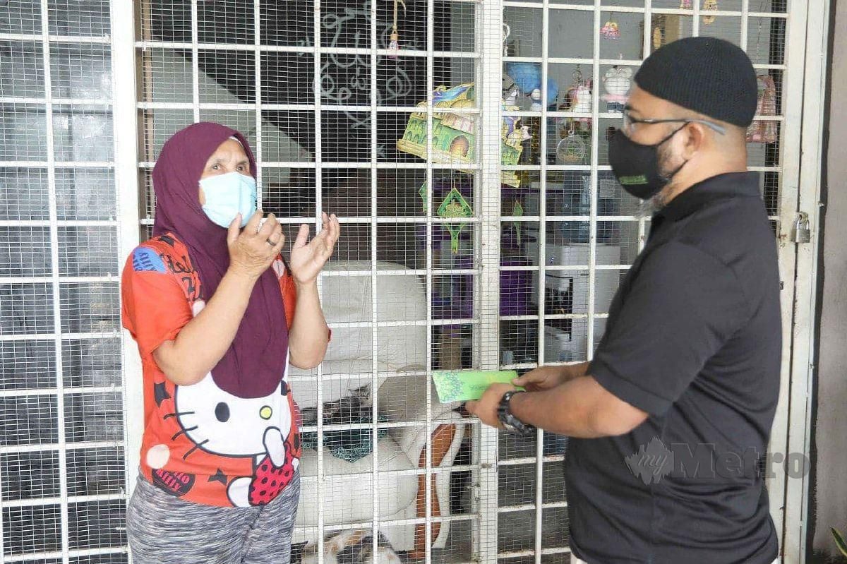 ASMADI menyampaikan bantuan segera RM2,000 kepada 