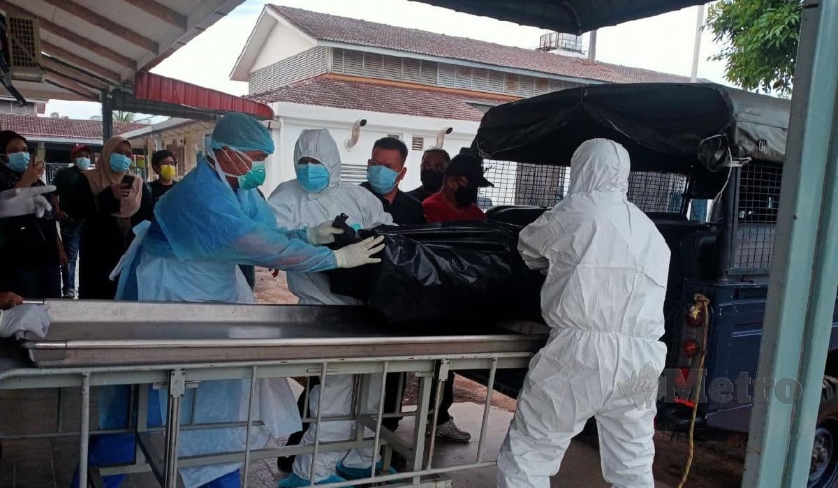 Jasad jenazah diangkat petugas untuk di bawa ke Hospital Port Dickson. FOTO MOHD KHIDIR ZAKARIA
