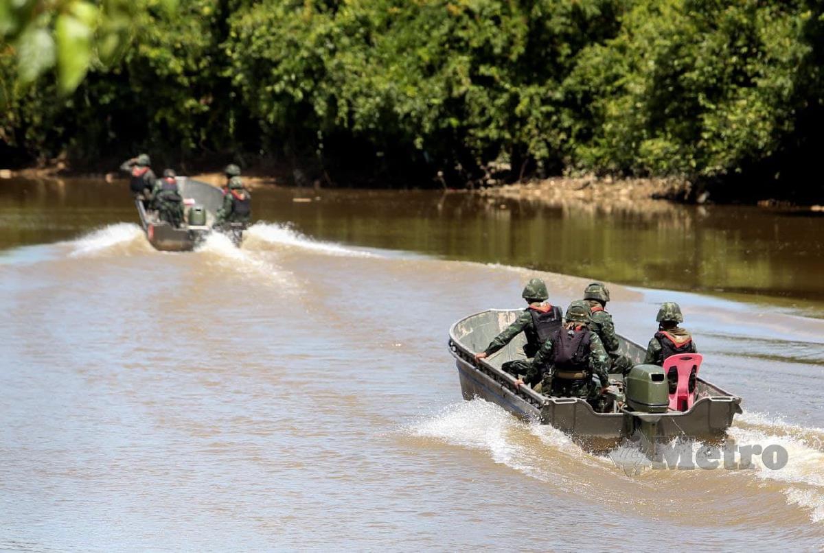 Askar Thailand membuat rondaan bot di sungai golok berdekatan Pengkalan Pulau. FOTO NIK ABDULLAH NIK OMAR