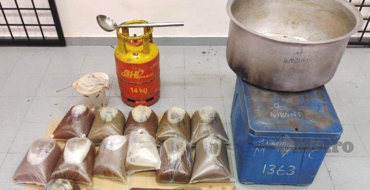 Peralatan memasak dan bungkusan air ketum yang dirampas polis dalam serbuan disebuah rumah di FELDA Lui Selatan Dua. Foto Ihsan Polis.
