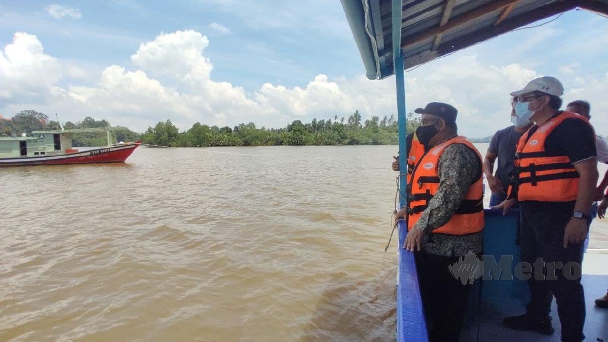 Mohd Khairuddin (kiri) dan Burhanuddin Helmi (kanan) ketika meninjau lokasi kerja-kerja pembaikan kebocoran paip air di dasar Sungai Terengganu berhampiran Kampung Losong Feri. FOTO ZAID SALIM