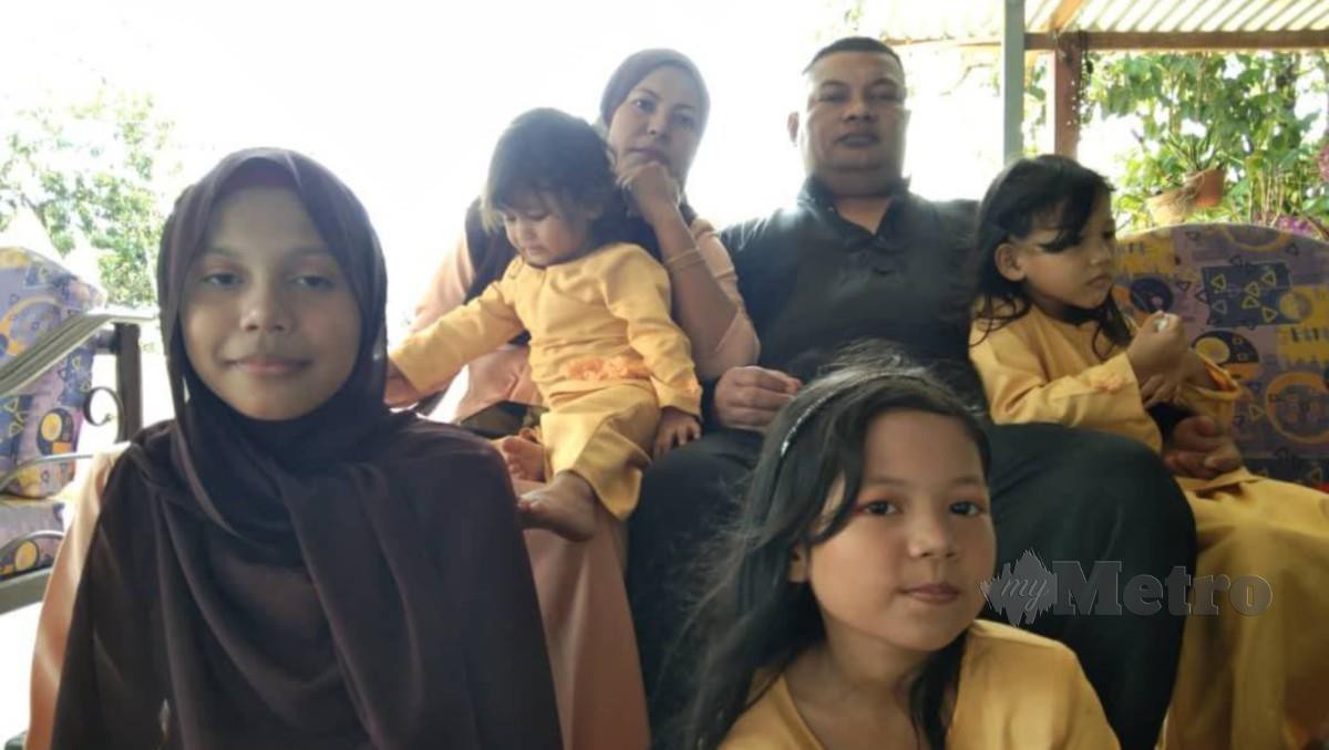 GAMBAR kenangan arwah Mohd Zulkifli bersama isteri dan anaknya. FOTO Ihsan Keluarga