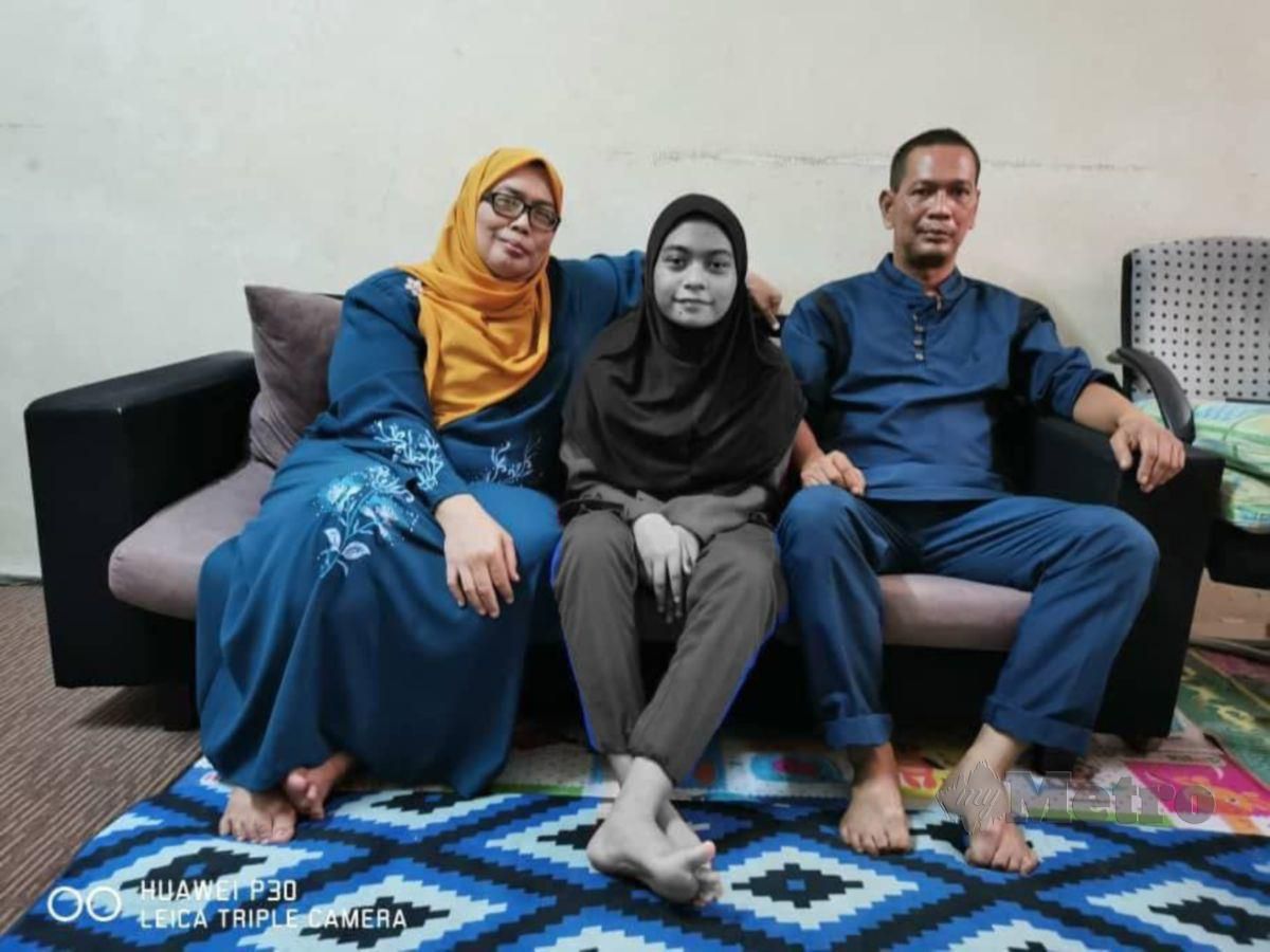 GAMBAR kenangan Azrinatul bersama suami dan Nurul Atikah (tengah). FOTO Ihsan Azrinatul Abdul Rahman