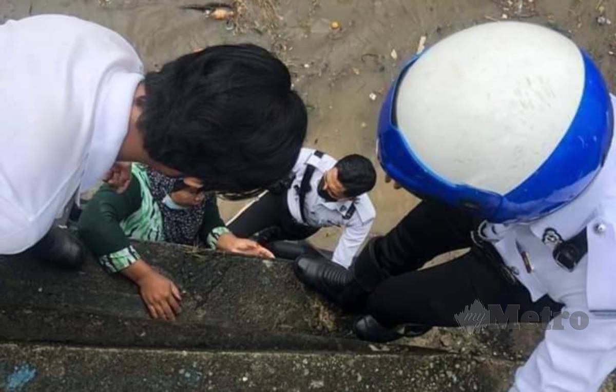 Dua anggota polis dari Jabatan Siasatan dan Penguatkuasaan Trafik (JSPT) Kuala Lumpur membantu menyelamatkan tiga beranak yang terperangkap dalam banjir kilat di Sungai Klang berhampiran Jalan Kuching, semalam.
