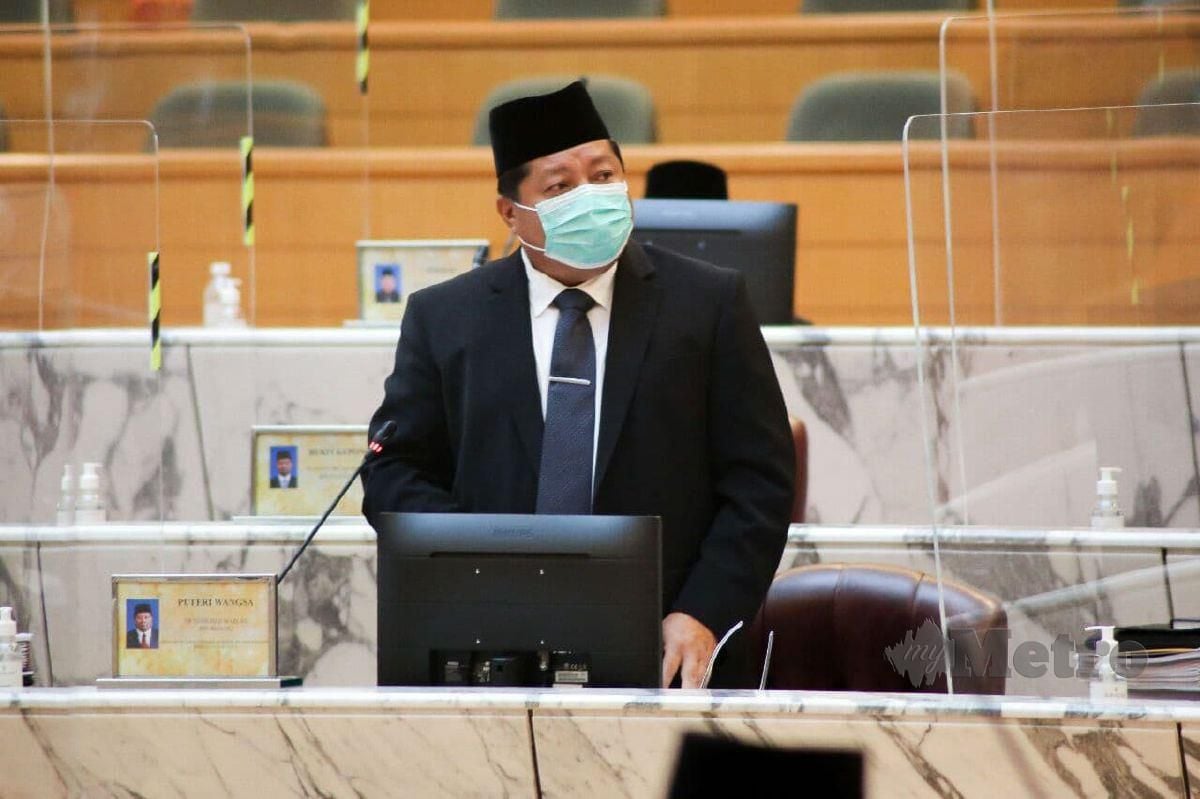 MAZLAN ketika menjawab soalan pada sesi soalan lisan Persidangan Keempat Dun Johor. FOTO Ihsan Medkom