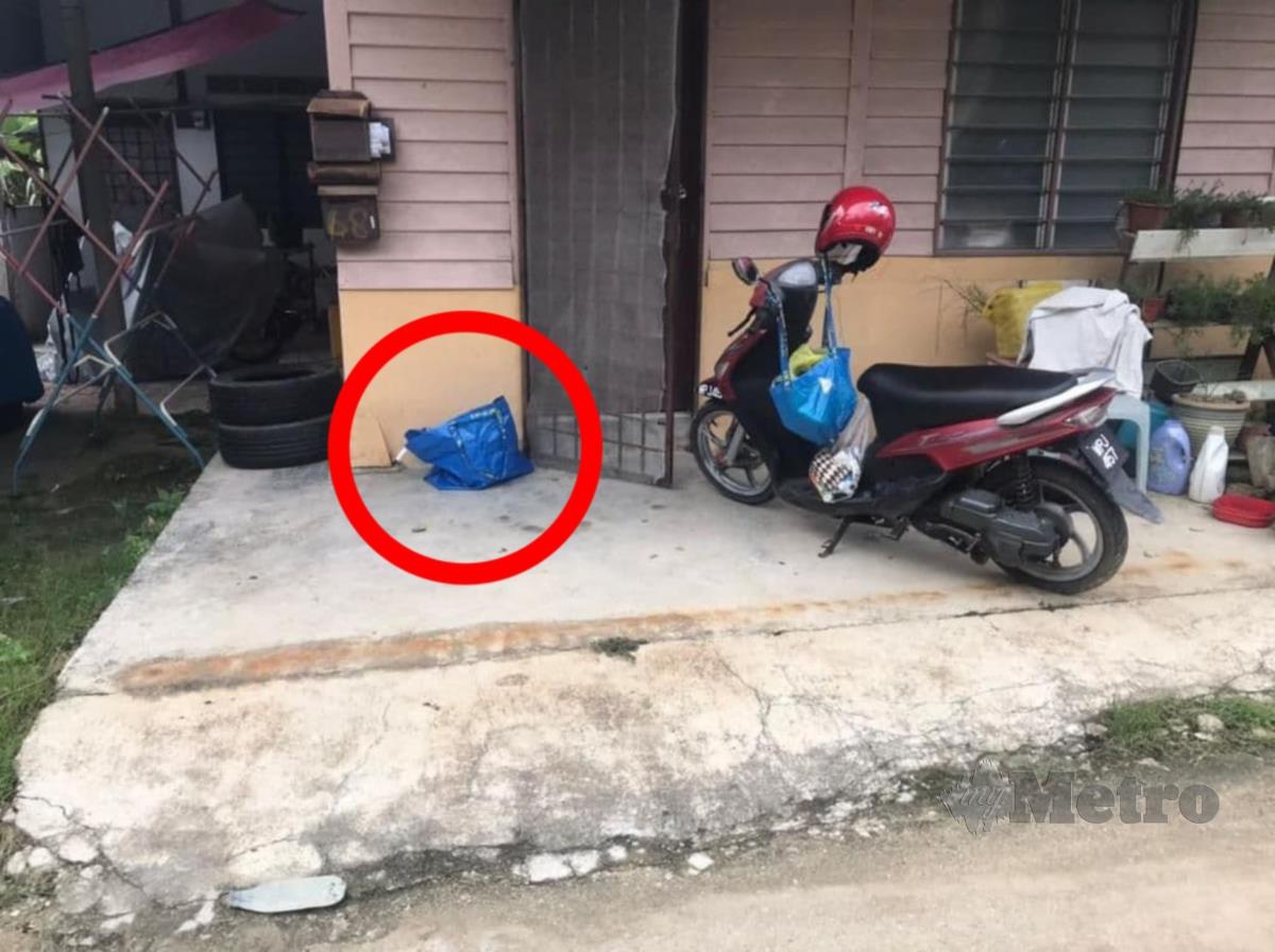  BAYI lelaki ditemui dalam plastik di hadapan sebuah rumah di Kampung Sungai Penchala, Kuala Lumpur, hari ini.