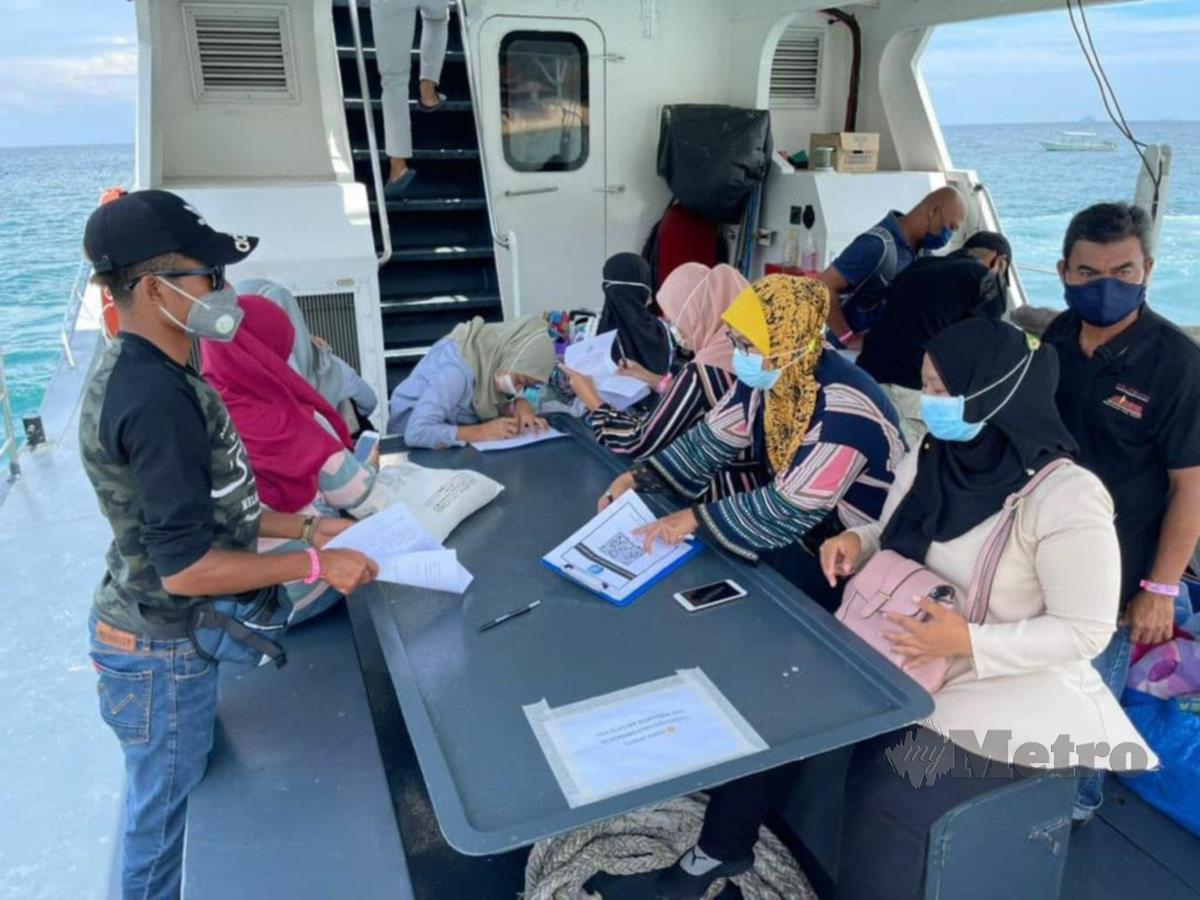 Seramai 17 penduduk Pulau Tioman yang menjadi kontak rapat kepada pesakit COVID-19 dipindahkan ke Pusat Kuarantin Kuala Rompin dengan menggunakan Kapal Maritim Tatau, kelmarin.