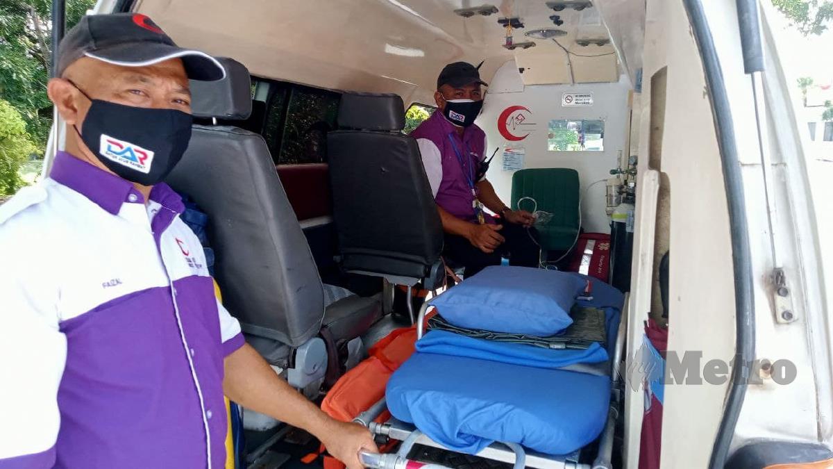Pemandu sukarelawan Medic Iltizam Ambulans,Faizal Yahya (kiri) menunjukkan antara kelengkapan peralatan kegunaan pesakit dalam kenderaan ambulans. FOTO AHMAD ISMAIL