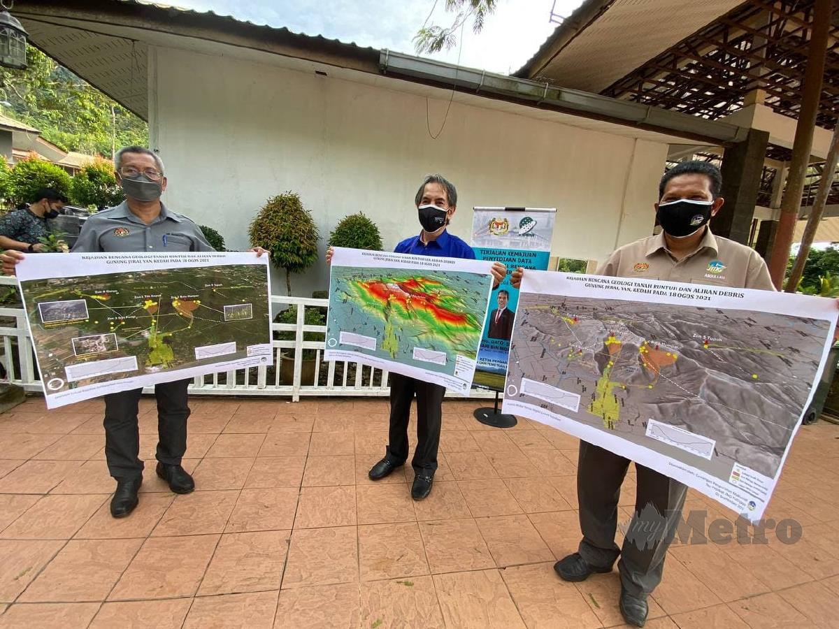 Azhari Mohamed (tengah) menunjukkan data geospatial yang digunakan bagi pemetaan baharu kawasan Gunung Jerai susulan bencana geologi dan aliran puing yang berlaku bulan lalu. FOTO Hifzuddin Ikhsan