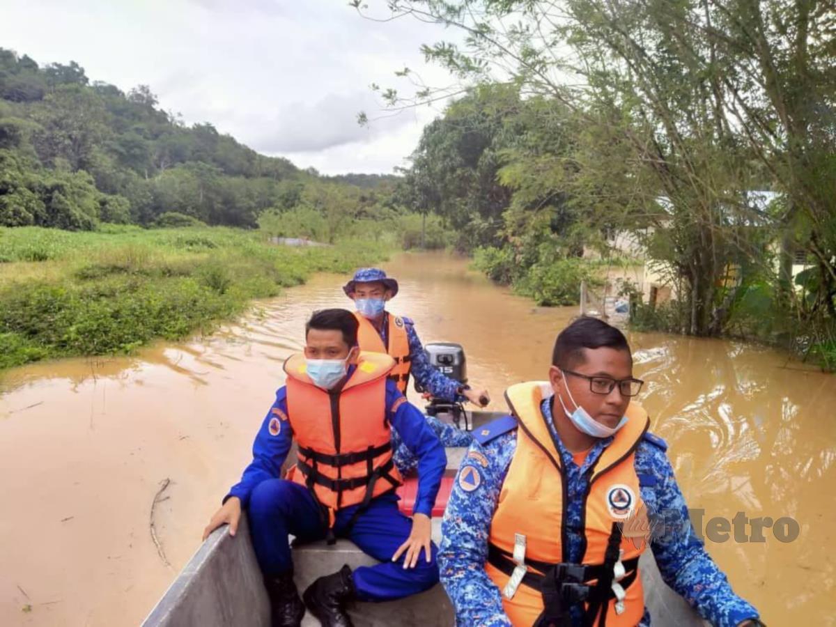 Anggota APM menyelamat mangsa banjir. FOTO Ihsan APM