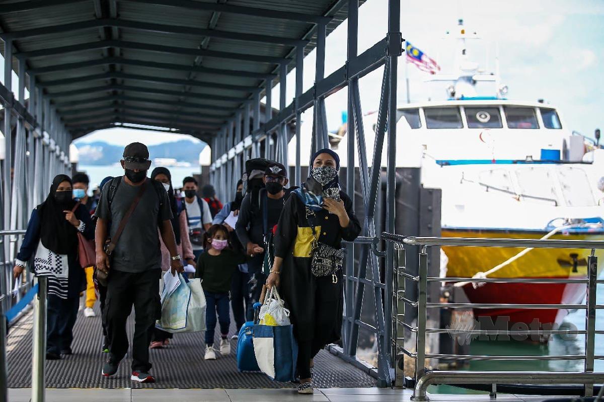Sebahagian penumpang feri pertama tiba di Terminal Feri Kuah dari Terminal Feri Kuala Perlis. FOTO LUQMAN HAKIM ZUBIR