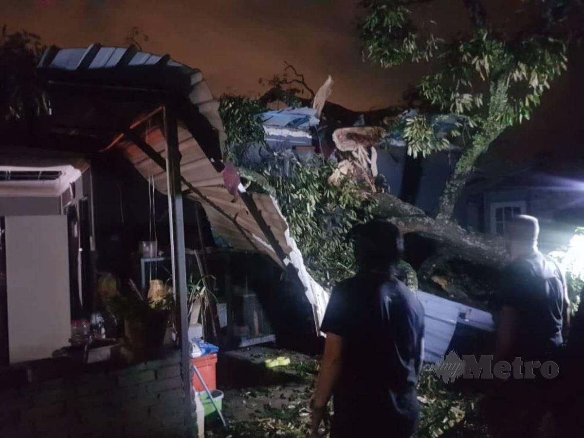 POKOK tumbang menghempap bahagian dapur sebuah rumah di Lorong Haji Rahmat, Taman Sri Tanjung, Semenyih. FOTO Ihsan Bomba