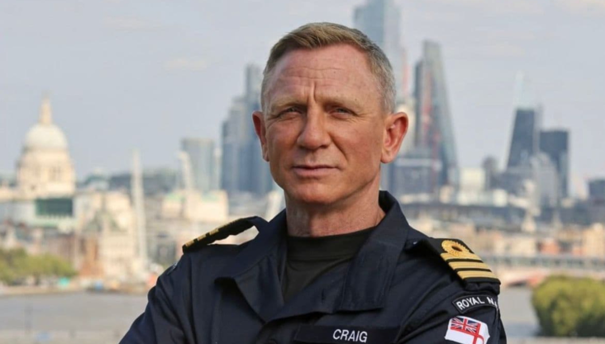 Daniel Craig kini berpangkat Komander Tentera Laut.