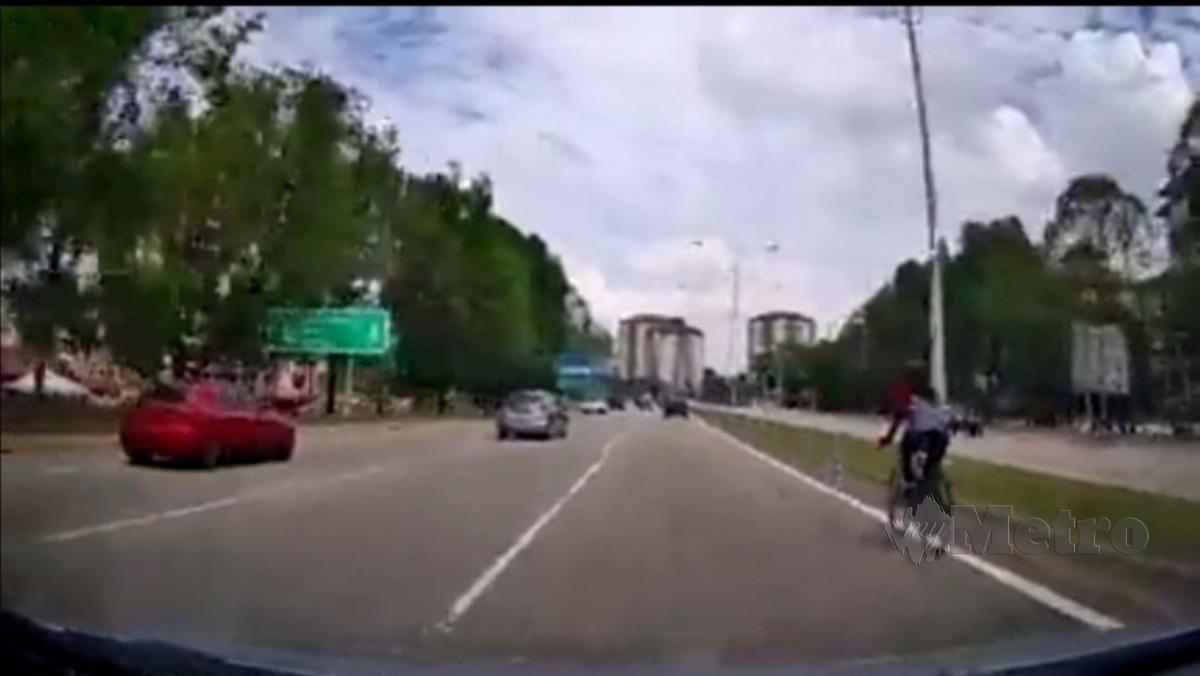 Sebuah video tular di media sosial memaparkan dua penunggang basikal dihimpit kenderaan di Lebuh Wawasan, Presint 7.Pix ihsan pembaca