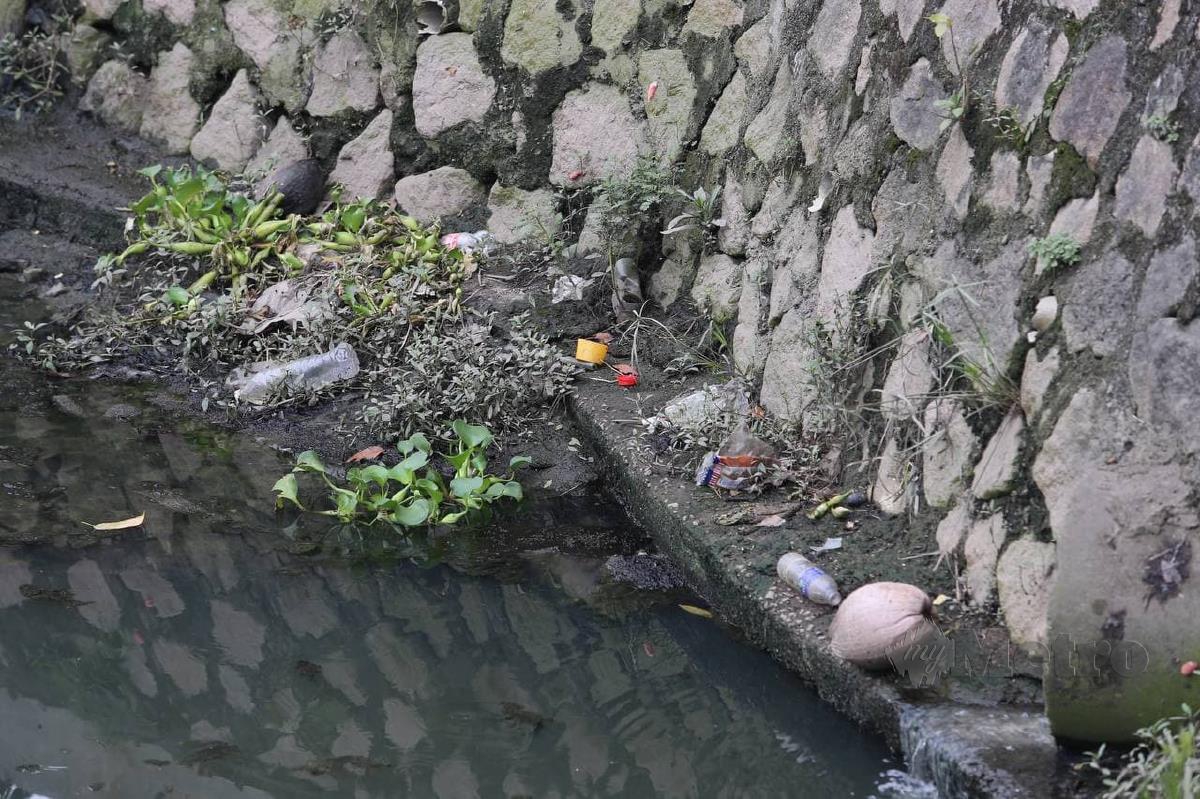 Sampah sarap yang berada di tebing sungai mencemari anak sungai di Kampung Seri Jaya Baru, Tampoi, Johor. FOTO NUR AISYAH MAZALAN