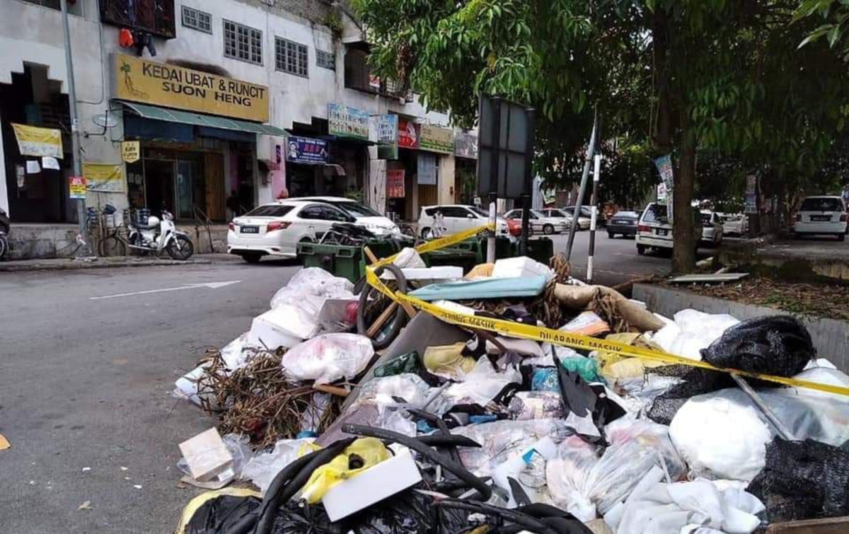 KAWASAN tumpuan tapak sampah longgok di Taman Daya Kepong, Selayang, dipenuhi semula dengan sisa sampah pukal dan industri, hari ini.