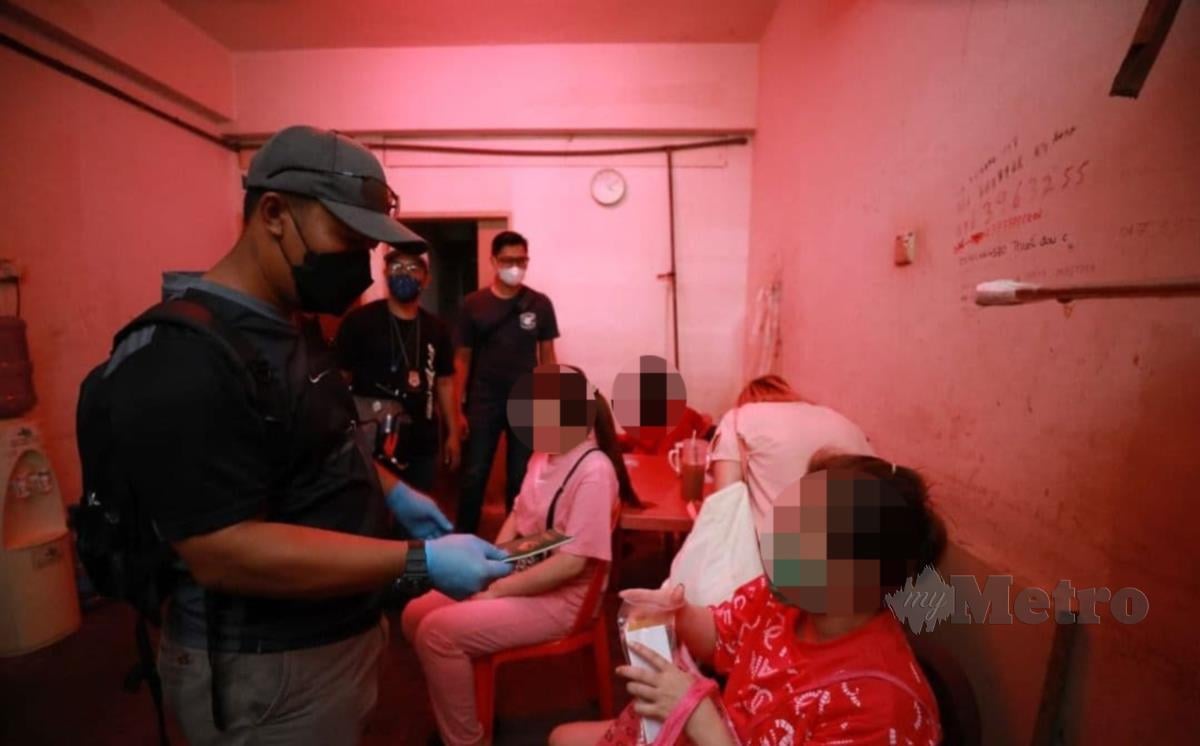 ANTARA wanita warga asing yang disyaki menjalankan kegiatan pelacuran ditahan dalam serbuan di dua premis di kawasan apartmen kos rendah di Jalan Pudu, Kuala Lumpur, semalam.