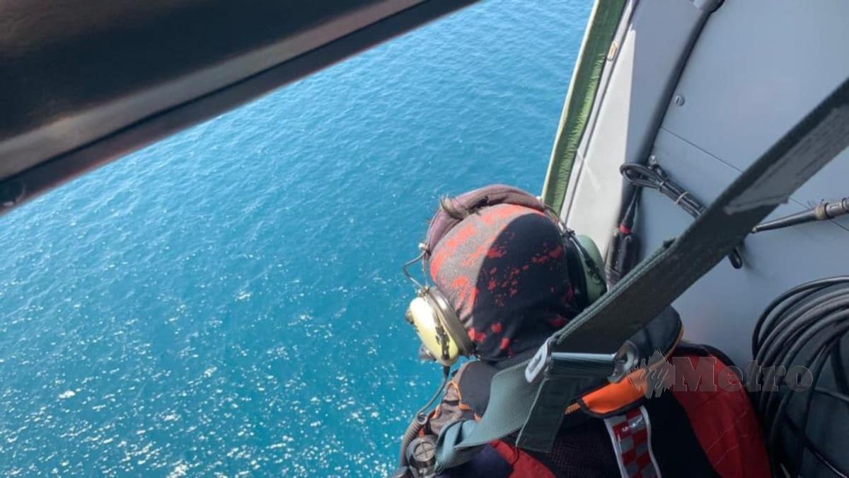 Anggota JBPM menaiki helikopter membuat pencarian bot yang dinaiki lima individu yang hilang di laut sejak Ahad lalu. FOTO IHSAN JBPM