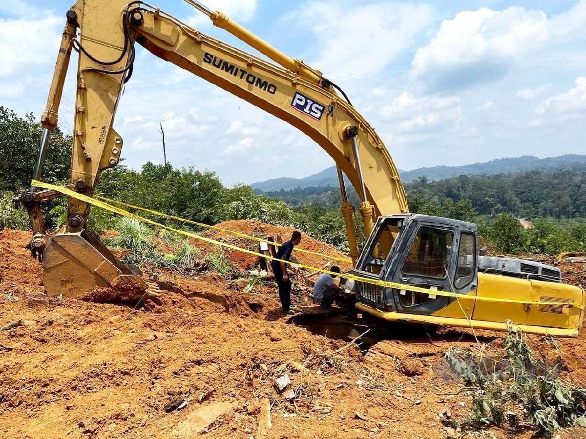 Kawasan Hutan Simpan Ibam dibersihkan untuk aktiviti melombong bijih besi secara haram. FOTO MOHD RAFI MAMAT