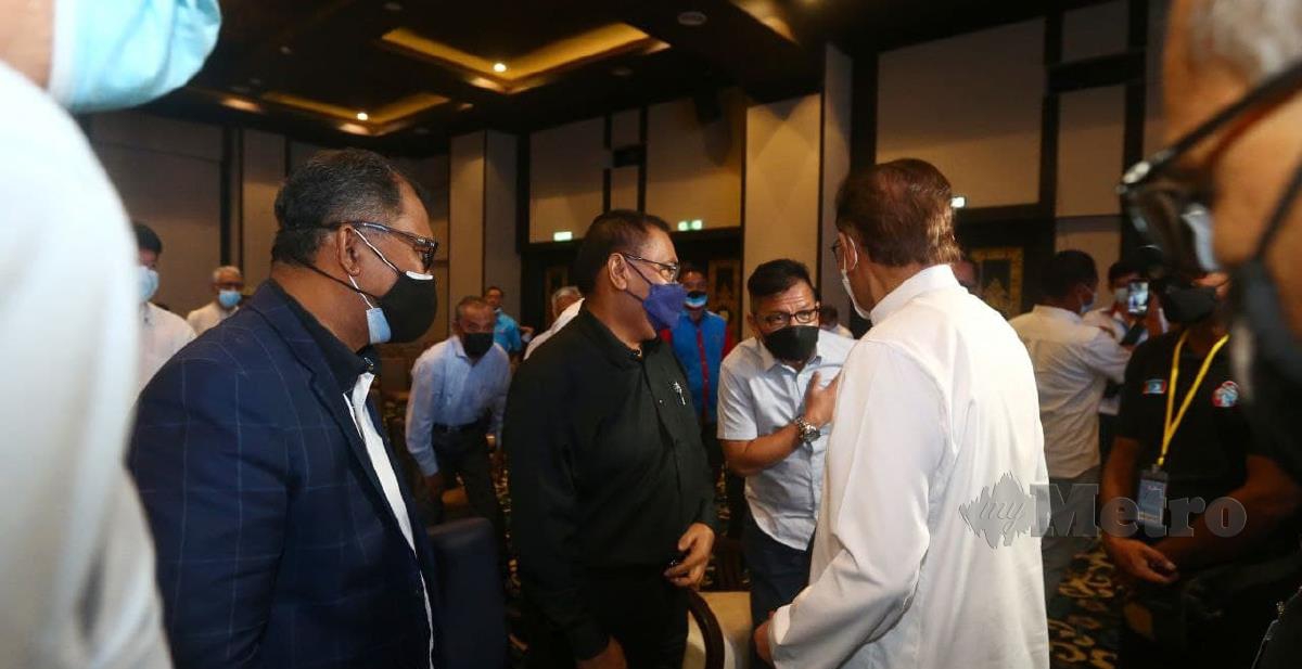 (Dari Kiri) Idris Haron, Datuk Nor Azman, Datuk Norhizam Hassan Baktee ketika perjumpaan Pakatan Harapan di Hotel Muzaffar, Ayer Keroh, Melaka. FOTO SYAFEEQ AHMAD