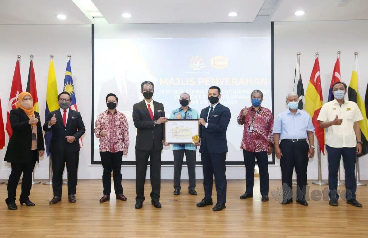 FADILLAH (tengah, berbaju biru) bergambar selepas sesi menandatangani Sijil Perakuan Siap Kerja. FOTO Eizairi Shamsudin