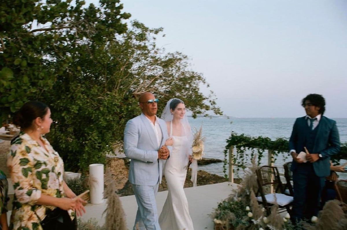 Vin Diesel mengiringi Meadow Walker dalam majlis perkahwinan wanita itu.