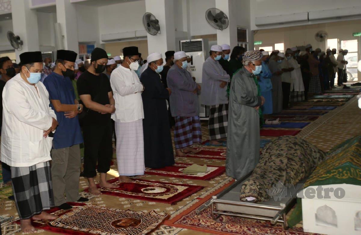 JENAZAH Allayarham Mamat Khalid di Masjid Jamek Idris Iskandar Shah 1, Sungai Rokam, turut bersama Ahmad Faizal (empat dari kiri). FOTO SHARUL HAFIZ ZAM