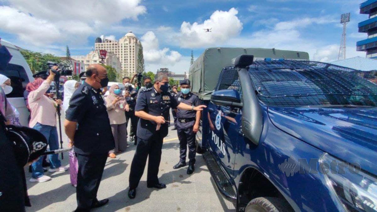 Mazlan Lazim, melihat salah sebuah kenderaan jenis Toyota Hilux GS Cargo yang baru diserahkan kepada Polis Kontinjen Kelantan di IPK Kelantan, di sini, hari ini.