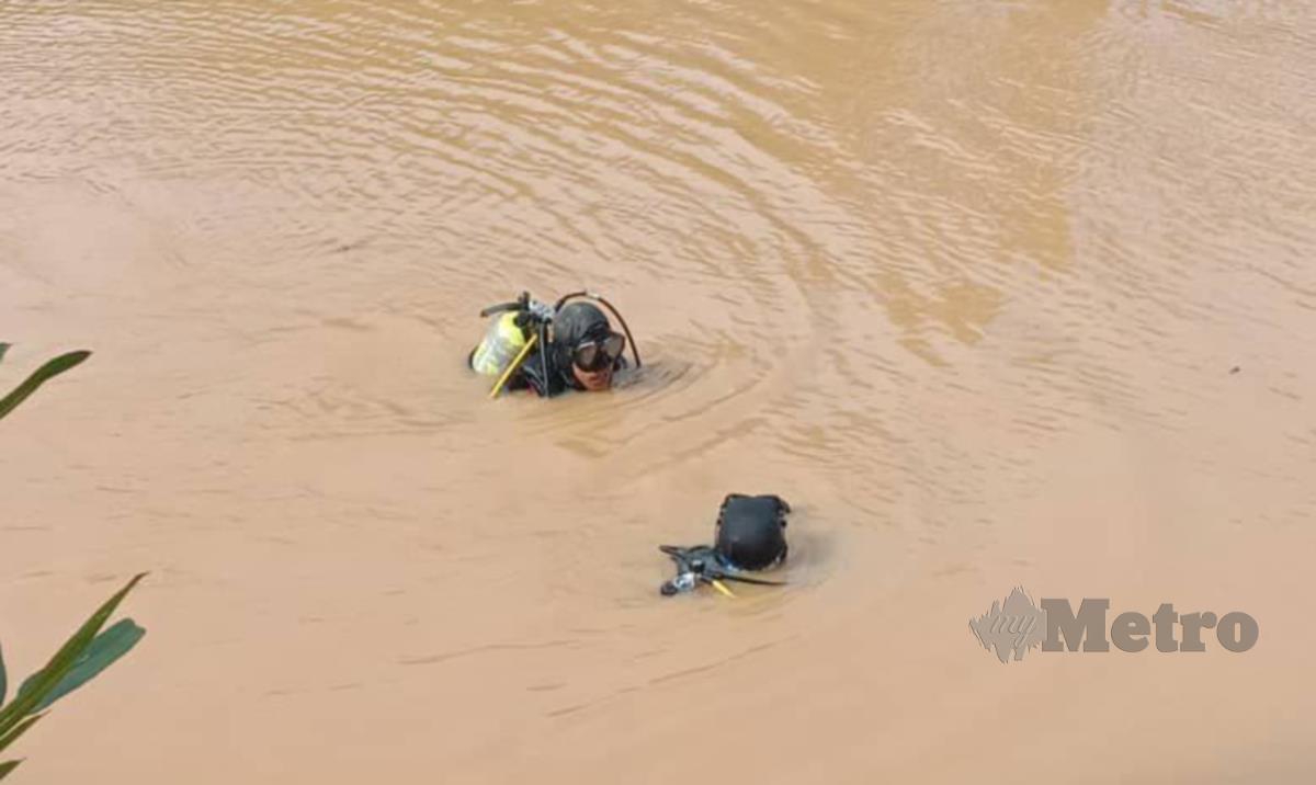 Dua anggota PPDA sedang mencari mangsa yang dikhuatiri lemas di Sungai Kampung Pulau Besar petang tadi. FOTO IHSAN BOMBA