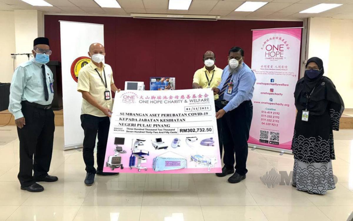 Chua Sui Hau (kiri) menyerahkan pelbagai peralatan perubatan kepadaSelahuddeen. FOTO Ihsan One Hope Charity and Welfare