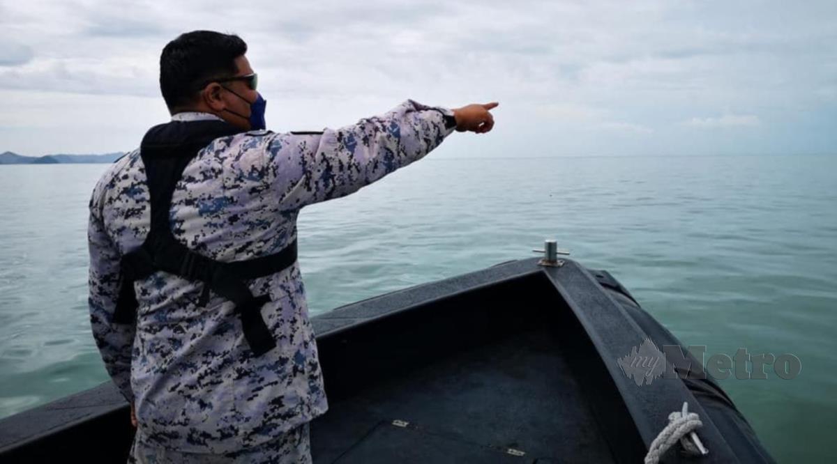 Anggota APMM Perak menunjukkan lokasi dipercayai tiga nelayan dikhuatiri hilang selepas bot dinaiki mereka dilaporkan karam dalam kejadian di Pulau Talang, Pantai Remis, Lumut, malam tadi. FOTO IHSAN APMM