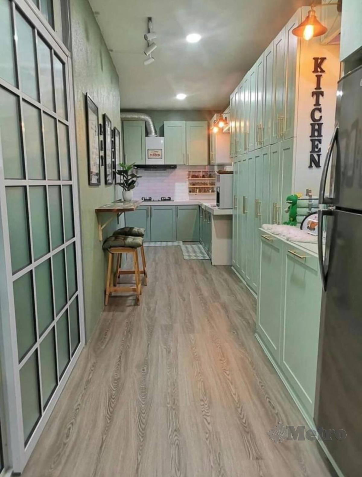 RUANG dapur tampak luas dengan rona hijau pastel dan putih.