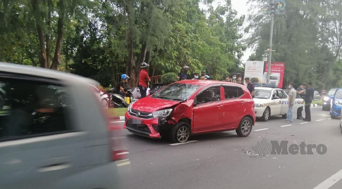 Kereta Perodua Axia yang melanggar tujuh buah kereta yang berhenti di lampu isyarat Kuala Ibai. FOTO ZATUL IFFAH ZOLKIPLY