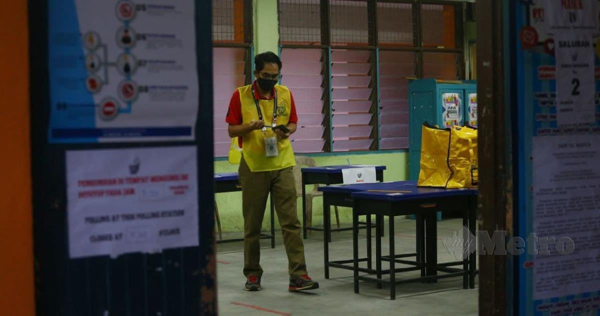 Petugas Pilihan Raya Negeri (SPR) telah bersiap sedia pada Pilihan Raya Negeri (PRN) ketika tinjauan di Pusat Mengundi SK Durian Tunggal, Melaka. FOTO SYAFEEQ AHMAD