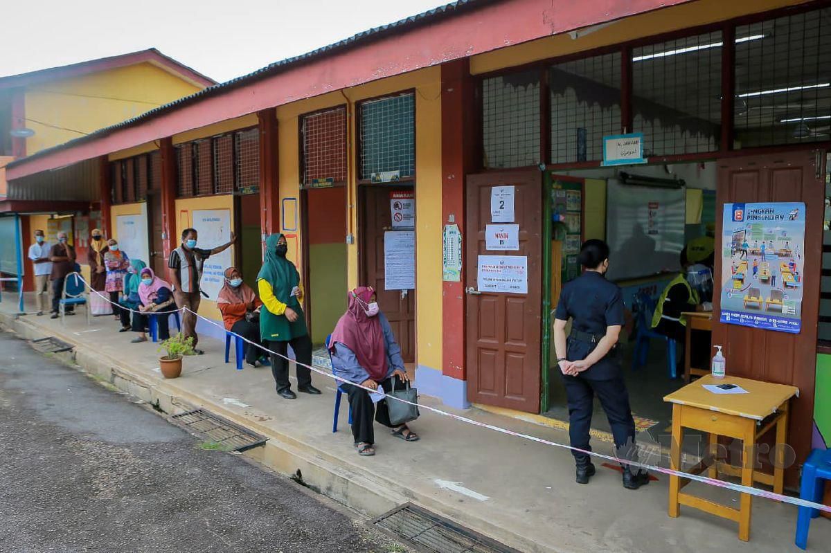 ORANG awam membuang undi di Pusat Mengundi SK Durian Tunggal. FOTO Syafeeq Ahmad