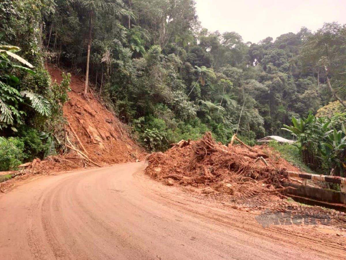 Keadaan tanah runtuh di beberapa kawasan sepanjang Jalan Tapah - Cameron-Highlands berikutan hujan lebat melanda pada petang semalam ketika tinjauan. FOTO SHARUL HAFIZ ZAM